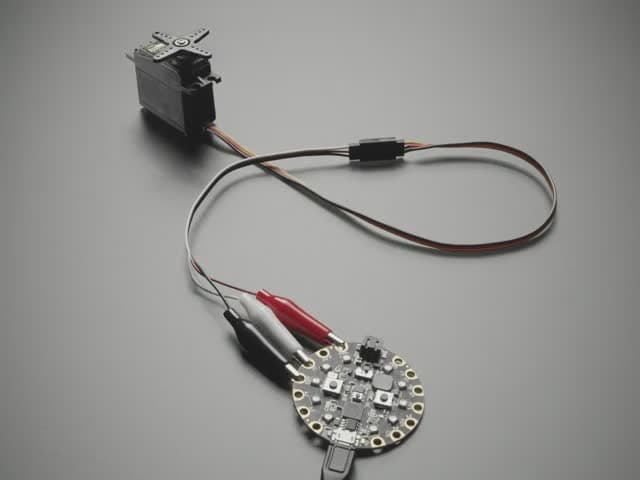 Shrouded Servo to Alligator Clip Cable - 17cm long